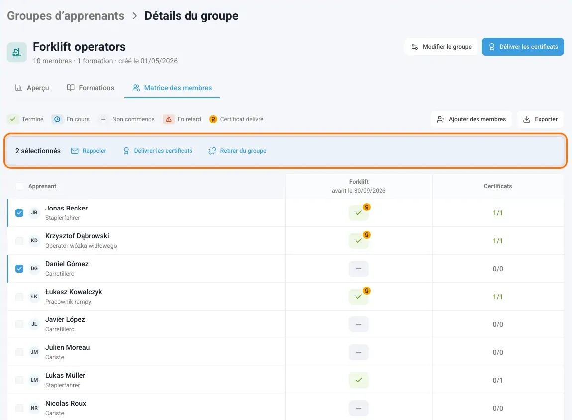 Matrice des membres avec deux apprenants cochés et la barre d’actions groupées