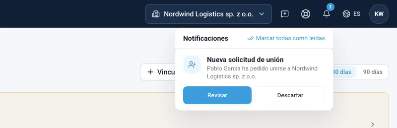 Lista de notificaciones abierta con una nueva solicitud de unión y los botones Revisar y Descartar