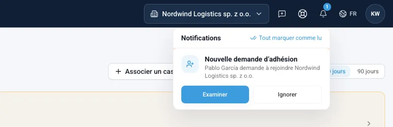 Liste des notifications ouverte avec une nouvelle demande d’adhésion et les boutons Examiner et Ignorer