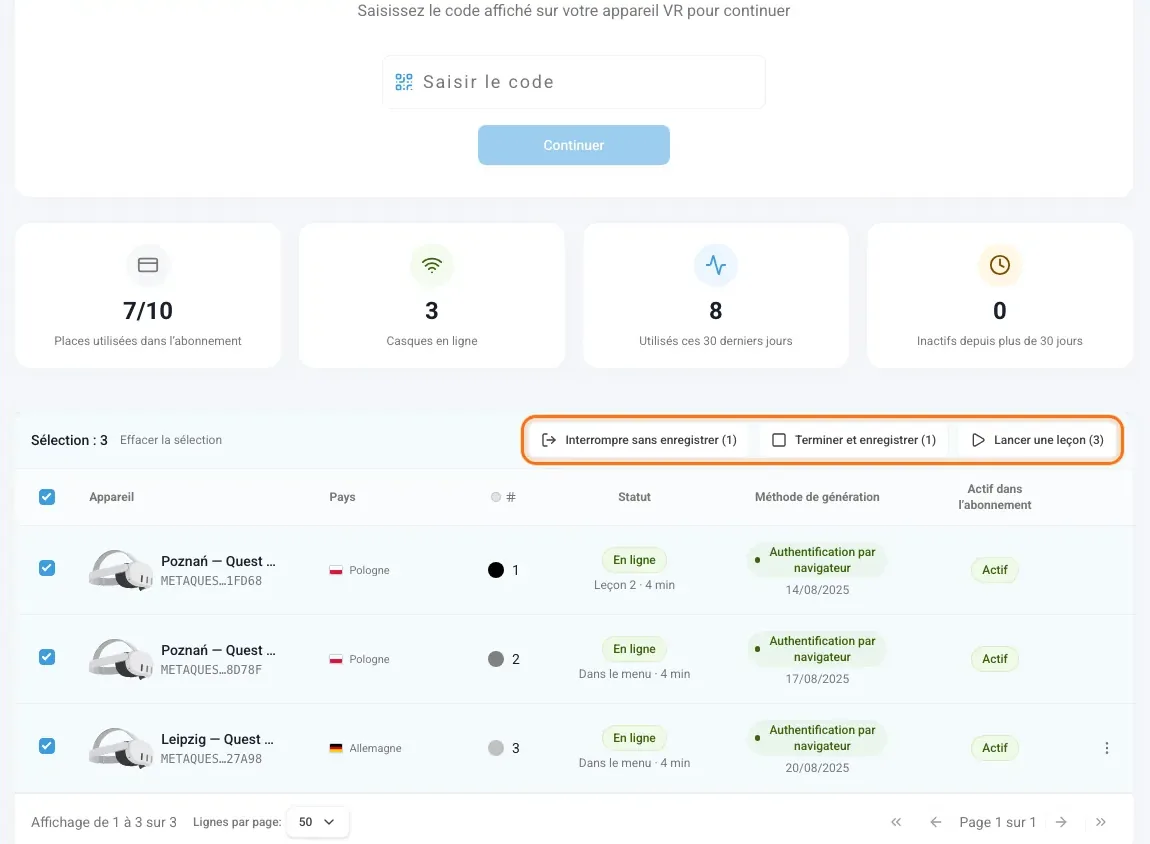 Trois casques en ligne sélectionnés avec les boutons de commandes groupées