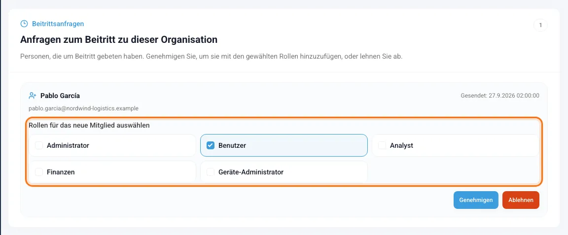 Beitrittsanfrage einer Person mit der Liste der Rollen und den Schaltflächen Genehmigen und Ablehnen