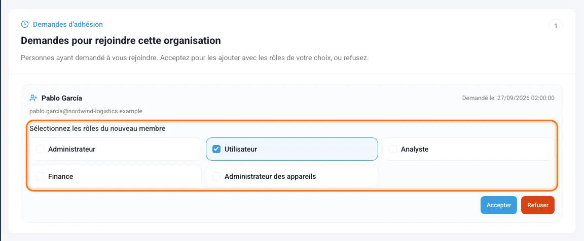 Demande d’adhésion d’une personne avec la liste des rôles et les boutons Accepter et Refuser